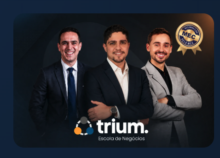 Os três sócios fundadores da Trium com o selo de reconhecimento do MEC